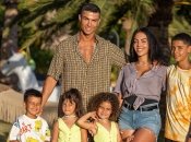 Криштиану Роналду с семьей