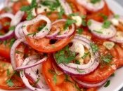 Закуска к мясу из помидор и лука