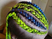 В волосы девочки были вплетены яркие канекалоны