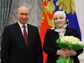 Жена Кадырова имеет награду от Путина