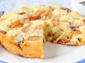 Бисквитное тесто для яблочной шарлотки по этому рецепту готовится просто