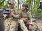 Бійці 108-го ОГШб стежать через дрон за ворогом