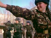 Мужьям женщин-военных можно выезжать за границу