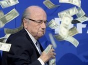 Деньги, брошенные в Блаттера, вернули британскому комику