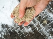 Как сделать обледенелые дорожки безопаснее - лайфхак