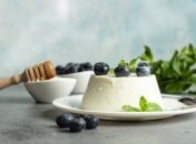 Вишуканий, але простий у приготуванні сирний десерт із чорницею