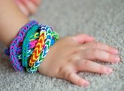 Радужки Rainbow Loom: как сплести браслет на вилке