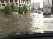 На улицах Харькова образовались "реки" из-за обильных осадков и града (Видео)