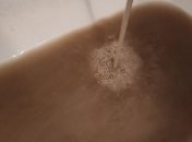 Зато не камни с неба: из кранов в Крыму потекла черная вода