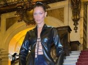 Белла Хадид в нижнем белье показала стройную фигуру