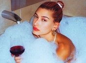 Жена Джастина Бибера устроила сексуальную фотосессию дома