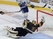 Спасение века: вратарь в НХЛ в прыжке поймал шайбу (Видео)