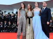 На Венецианском кинофестивале случился конфуз с молодой актрисой 