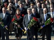 Президент и члены Правительства возложили цветы к памятнику Шевченко