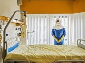 Врач с Эболой доставлен в США