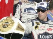 Джонсон выиграл этап NASCAR в Дувре 