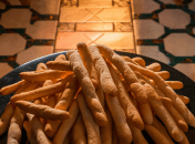 Грісіні стануть чудовим доповненням до закусок  (зображення створено за допомогою ШІ)