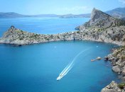 Крим приваблює туристів пейзажами і теплою погодою.