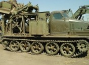 Подібною машиною БТМ-3 росіяни риють укріплення на сході України.