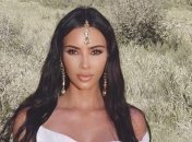 Ким Кардашян засветила стройные ножки в винтажном мини-платье