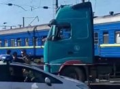 Авария с грузовиком блокировала движение авто и поездов в Одессе (карта и видео)