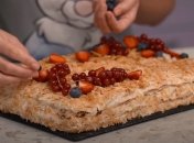 Какой же праздник без него: Лиза Глинская поделилась рецептом всеми любимого торта "Наполеон" (видео)