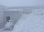 Сильный снегопад и вьюга: гору Поп Иван в Карпатах замело снегом