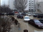 В Киеве из-за прорыва канализации затопило двор: автомобили плавают в воде