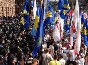 Активисты пошли на штурм КГГА, милиция срочно закрывает двери (Фото)