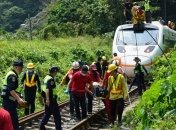 Пасажирський потяг зійшов з рейок: півсотні загиблих (фото, відео)