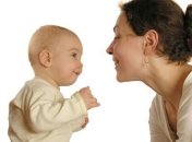 Разговоры с младенцами помогают их развитию