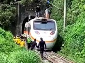 На Тайване сошел с рельсов пассажирский поезд: очень много погибших и пострадавших (фото, видео)