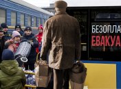 Евакуація родин з дітьми та літніх людей - в центрі уваги влади та волонтерів. Фото Колаж "Телеграфа"