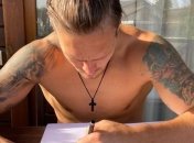 Усик в домашней обстановке подписал контракт на бой с Чисорой (фото)