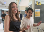  Анджелина Джоли расплакалась, когда провожала сына в университет:видео