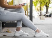 Білі мінімалістичні кросівки поза часом