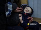 Ребенок спит в укрытии во время тревоги