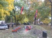 В Харькове облили краской памятник воинам УПА