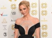 Певица Сара Хардинг засветила немаленькую татуировку в элегантном платье 