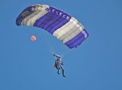 В Росії парашутисти приземлялися серед машин