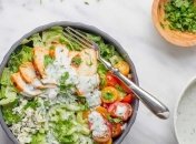 Рецепт дня: салат с куриной грудкой, овощами и йогуртом