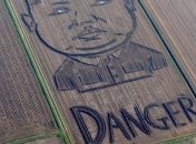 На поле в Италии появился портрет лидера КНДР