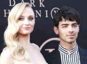 Беременная Софи Тернер отдыхает с супругом в Мексике (Фото)