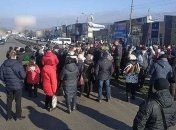 У Чернівцях протестувальники проти карантину блокували проїзд (фото і відео)