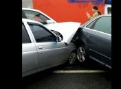 В Харькове водитель фуры устроил массовое ДТП: подробности и видео с места (видео)