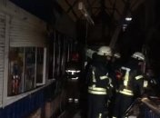 В Киеве на рынке спасатели ликвидировали пожар (Видео)