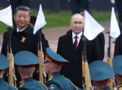 Глава Китая Си Цзиньпин и Владимир Путин принимают парад на Красной площади