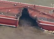 В США танкер столкнулся с нефтяными баржами 