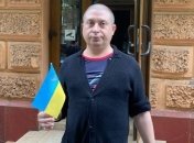 Перевоспитанный вандал с подаренным флажком