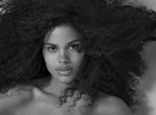 Тина Кунаки поделилась с фанатами соблазнительными снимками